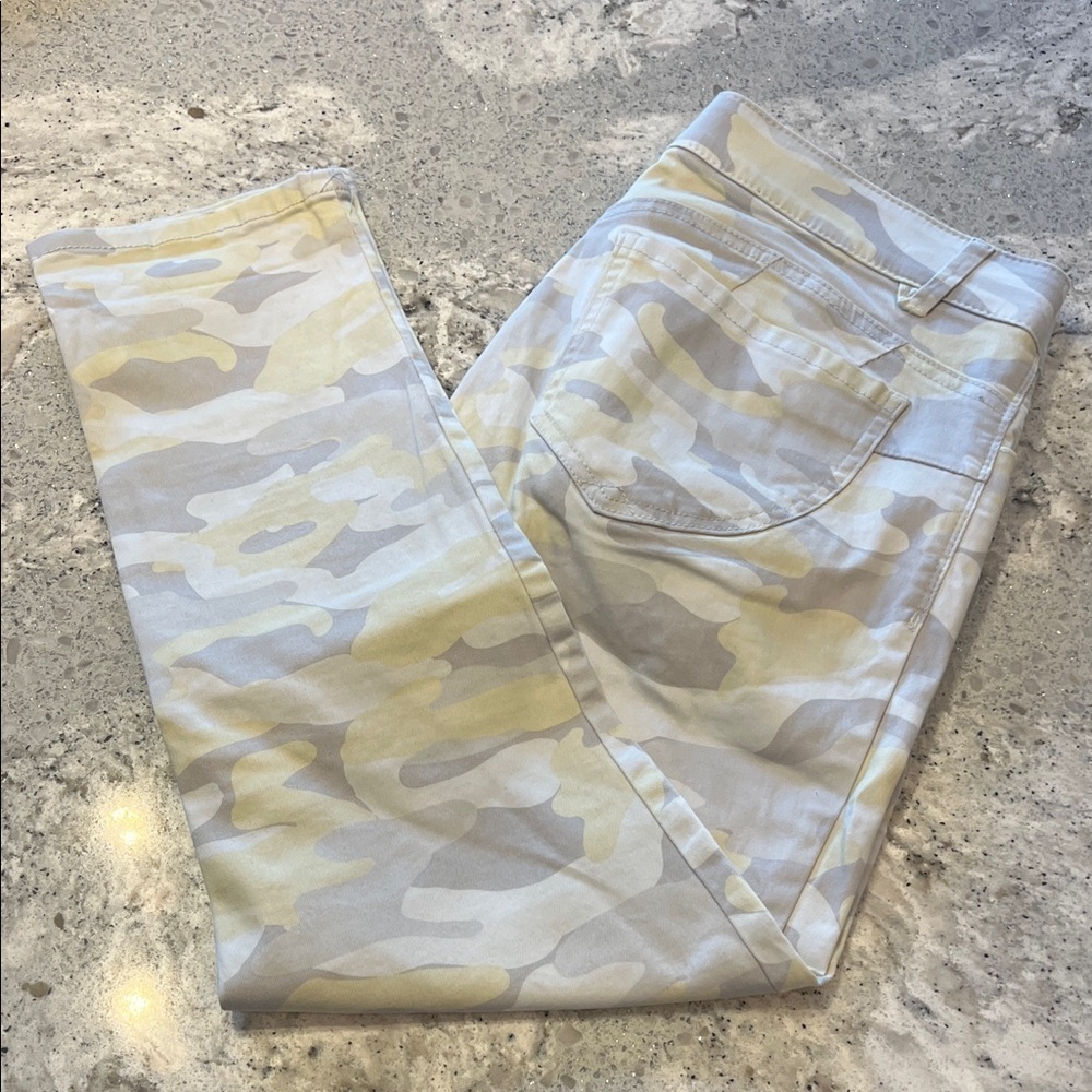 Democracy Light Yellow Camo Cropped Jeans Size 10